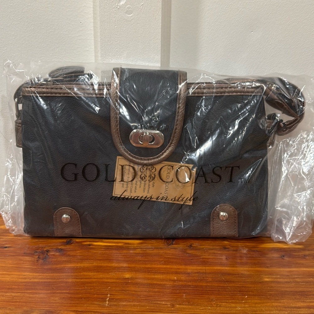 NWT Gold Coast Pebbled Faux Leather 3 Compartment Crossbody Purse